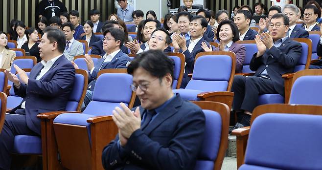 홍익표 더불어민주당 원내대표와 의원들이 오늘(27일) 국회에서 열린 의원총회에서 사회자의 요청으로 박수로 회의를 시작하고 있다. / 사진=연합뉴스