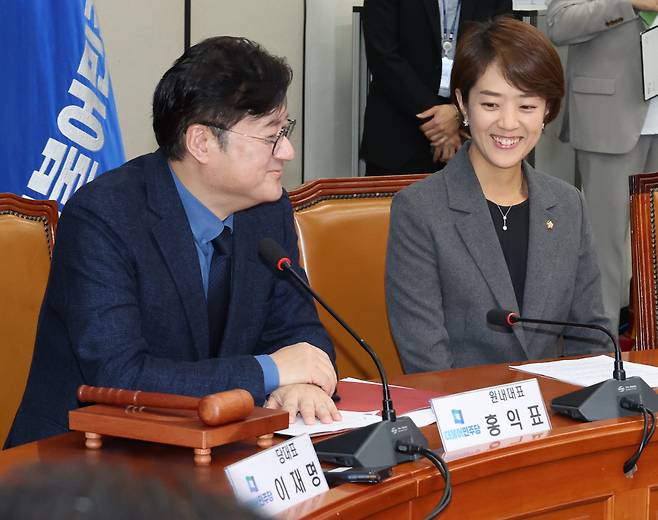 홍익표 더불어민주당 신임 원내대표가 27일 국회에서 최고위원회의를 하고 있다. 첫 회의인 홍 원내대표 진행이 서툴자 의원들이 웃음을 보이고 있다. [연합]