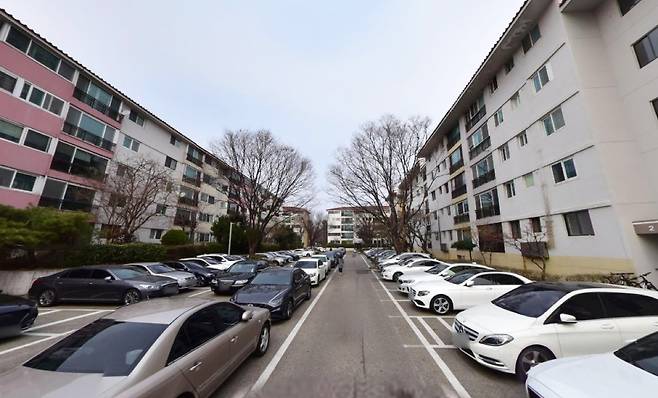 서울의 한 구축 아파트 단지 지상주차장 모습. [네이버 지도 거리뷰 갈무리]