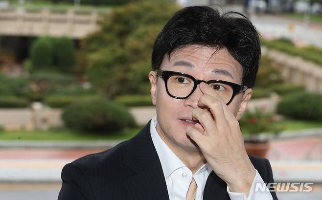 [과천=뉴시스] 황준선 기자 = 한동훈 법무부 장관이 27일 오전 경기 과천시 법무부 청사로 출근하며 안경을 고쳐쓰고 있다. 2023.09.27. hwang@newsis.com