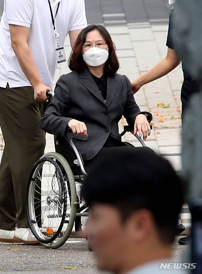 [의왕=뉴시스] 김진아 기자 = 자녀 입시 비리 혐의로 징역형을 확정받은 정경심 전 동양대 교수가 27일 오전 경기 의왕시 서울구치소에서 가석방으로 출소하고 있다. 2023.09.27. bluesoda@newsis.com