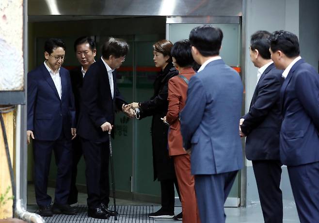 민주당 최고위원들과 인사 나누는 이재명 대표. 연합뉴스