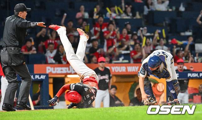 [OSEN=창원, 이석우 기자]KIA 타이거즈 김규성이 7회초 1사 2,3루 이창진의 유격수 앞 땅볼때 홈에서 세이프되고 있다. 2023.09.27 / foto0307@osen.co.kr