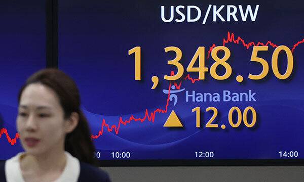 26일 서울 중구 하나은행 본점 딜링룸 현황판에 원/달러 환율이 표시 돼 있다. 연합뉴스