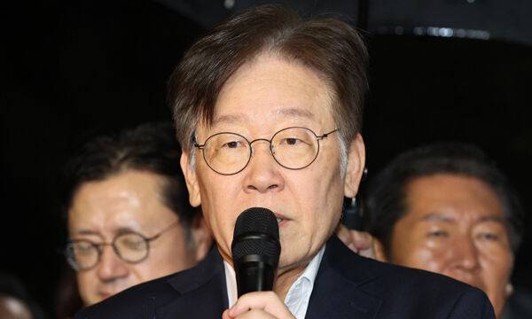 더불어민주당 이재명 대표가 27일 경기 의왕 서울구치소를 나서며 발언하고 있다. 공동취재