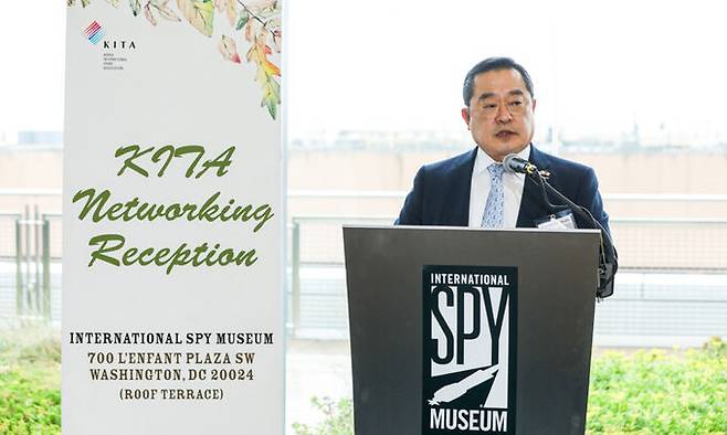 구자열 한국무역협회 회장이&nbsp;26일(현지시간) 미국&nbsp;워싱턴 D.C에 있는 국제 스파이 뮤지엄에서 열린 ‘무협 네트워킹 리셉션’(KITA Networking Reception)에서 인사말을 하고 있다. 무협 제공