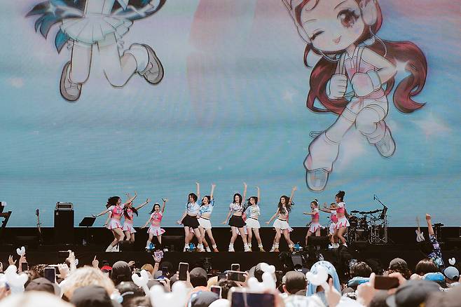 8월19일 뉴진스가 일본 도쿄 조조 마린 스타디움에서 열린 ‘서머소닉 2023’ 무대에 올랐다. ⓒSUMMER SONIC 제공