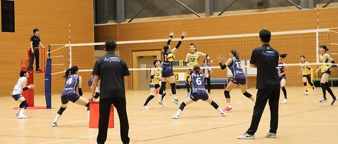 한국도로공사는 지난 시즌 V리그 여자부를 가장 뜨겁게 달군 팀이었다. 정규리그를 3위로 마쳤지만 포스트시즌에서 현대건설과 흥국생명을 격파하고 5시즌 만의 정상 탈환에 성공했다. 베테랑 정대영과 박정아가 FA 자격을 얻어 이적했지만 신인들과 트레이드 이적생들로 그 공백을 메울 계획이다. 일본 전지훈련에서 연습경기를 하는 도로공사 선수들. 사진제공 | 한국도로공사 하이패스