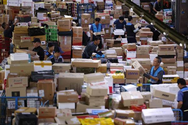 추석 연휴를 앞둔 9월 19일 오전 서울 광진구 동서울우편물류센터에서 작업자들이 택배 분류작업을 하고 있다. / 우정사업본부 제공