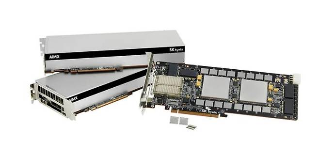 SK하이닉스의 가속기 카드 'AiMX' (서울=연합뉴스) SK하이닉스는 지난 12일(현지시간)부터 사흘간 미국 캘리포니아주 메리어트 산타클라라 호텔에서 열린 'AI 하드웨어 & 에지 AI 서밋 2023'(이하 AI 서밋)에서 생성형 AI 가속기 카드인 AiMX 시제품을 최초 공개했다고 18일 밝혔다. 사진은 GDDR6-AiM을 여러 개 연결해 성능을 한층 개선한 가속기 카드 AiMX 시제품. 2023.9.18 [SK하이닉스 제공. 재판매 및 DB 금지] photo@yna.co.kr