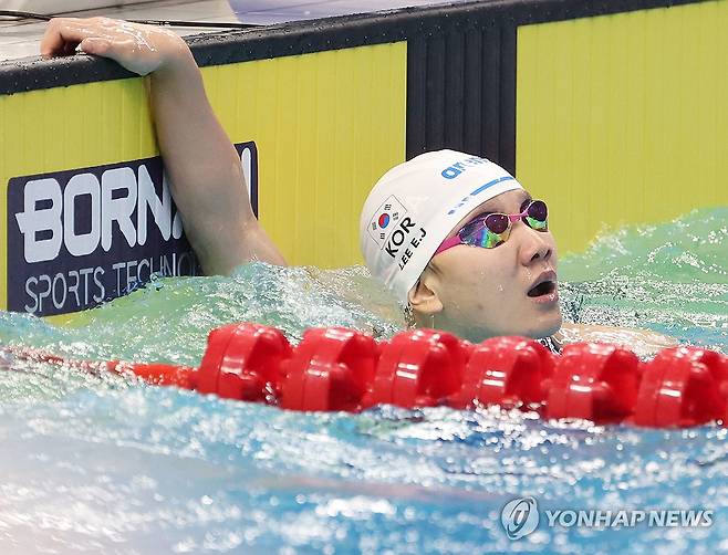 이은지, 오늘도 결승행 (항저우=연합뉴스) 이지은 기자 = 27일 중국 항저우 올림픽 스포츠센터 수영장에서 열린 2022 항저우 아시안게임 수영  여자 배영 100ｍ 예선에 출전한 이은지가 경기를 마친 뒤 기록을 확인하고 있다. 2023.9.27 jieunlee@yna.co.kr