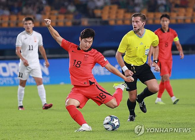 슛 하는 이강인 (진화[중국]=연합뉴스) 홍해인 기자 = 27일 중국 저장성 진화 스포츠센터 스타디움에서 열린 2022 항저우 아시안게임 남자축구 16강전 대한민국과 키르기스스탄의 경기. 전반 대한민국 이강인이 슛을 하고 있다. 2023.9.27 hihong@yna.co.kr