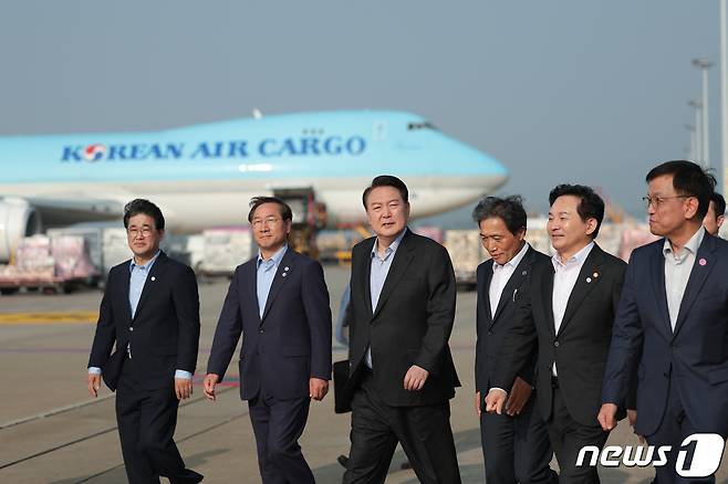 윤석열 대통령이 추석 연휴 첫 날인 28일 인천국제공항 대한항공 화물터미널을 방문하고 있다. (대통령실 제공) 2023.9.28/뉴스1 ⓒ News1 오대일 기자