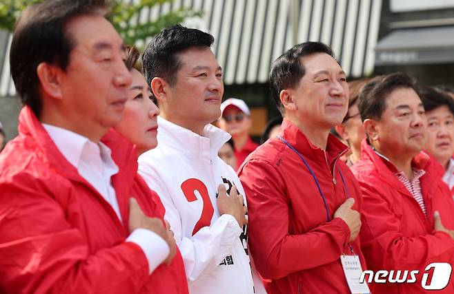 강서구청장 보궐선거 공식 선거운동 기간이 시작된 28일 오전 서울 강서구 발산역 인근에서 열린 김태우 국민의힘 강서구청장 후보 선거대책위원회 출정식에서 김기현 국민의힘 대표, 김태우 후보자, 나경원 전 의원이 국민의례를 하고 있다. 2023.9.28/뉴스1 ⓒ News1 박지혜 기자