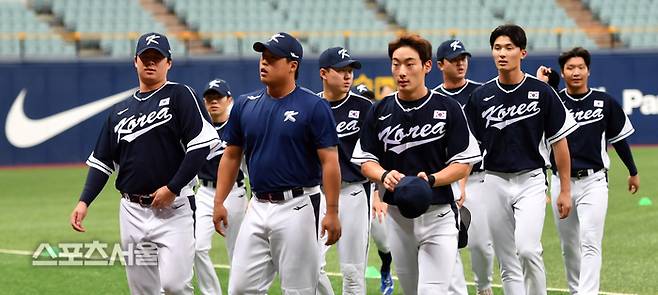 야구대표팀 야수들이 27일 고척스카이돔에서 열린 국내 마지막 훈련을 준비하고 있다. 강영조기자 kanjo@sportsseoul.com