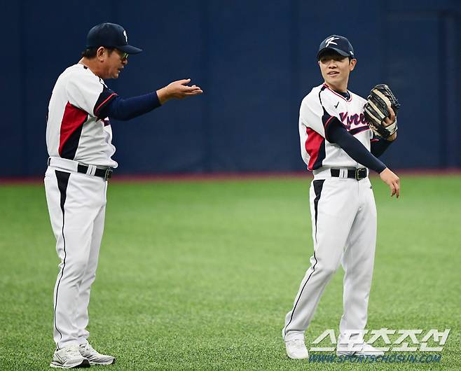 23일 고척돔에서 열린 2023 항저우 아시안게임 야구대표팀 소집 훈련, 김지찬이 류중일 감독의 지도를 받고 있다. 고척=최문영 기자deer@sportschosun.com /2023.09.23/