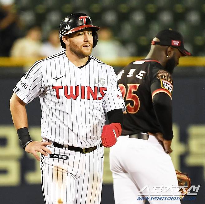 3루에 안착한 LG 오스틴이 걱정스러운 눈빛으로 KT 배제성을 바라보고 있다.