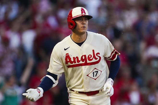 LA 에인절스 오타니 쇼헤이가 지난달 19일(한국시각) 탬파베이 레이스와의 홈경기에서 2회말 만루홈런을 터뜨린 뒤 타구를 바라보고 있다. AP연합뉴스
