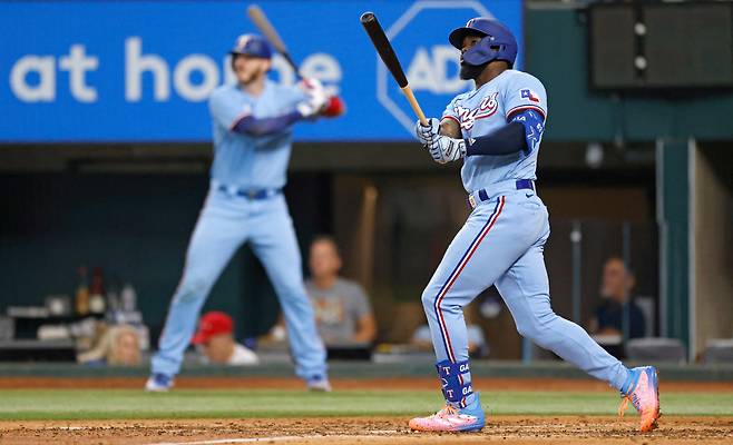 텍사스 레인저스 아돌리스 가르시아가 지난 25일(한국시각) 시애틀 매리너스전에서 3회 솔로홈런을 날리고 있다. AFP연합뉴스