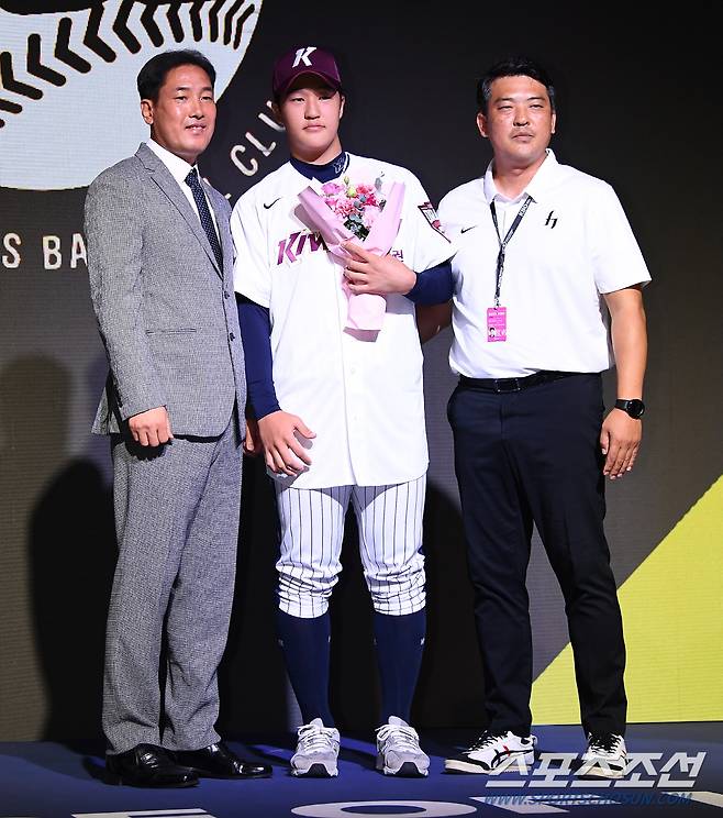 2024 KBO 신인 드래프트가 14일 웨스틴조선호텔 그랜드볼룸에서 열렸다. 키움에 1라운드 지명된 서울고 전준표가 고형욱 단장과 포즈를 취하고 있다. 박재만 기자pjm@sportschosun.com/2023.09.14/