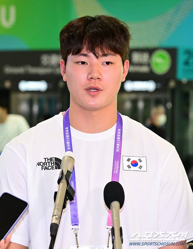 28일 중국 항저우 샤오산 국제공항으로 항저우아시안게임 야구대표팀이 입국했다. 기자들의 질문에 답하고 있는 장현석. 항저우(중국)=송정헌 기자songs@sportschosun.com/2023.09.28/