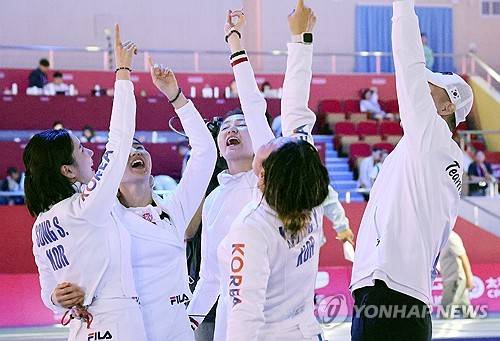 금메달을 따고 환호하는 한국 여자 에페 단체팀.ⓒ연합뉴스