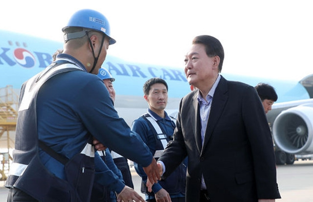 윤석열 대통령이 추석 연휴 첫날인 28일 인천국제공항 대한항공 화물터미널을 방문해 항공 화물 종사자들을 격려하고 있다. /뉴시스