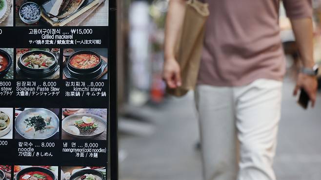 명동의 한 식당 앞에 음식 안내판에 나열된 음식 가격등이 나와있는 음식 안내판. /연합뉴스