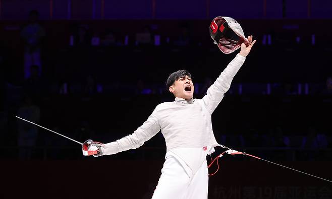 28일 중국 항저우 전자대학 체육관에서 열린 19회 항저우 아시안게임 펜싱 남자 사브르 단체 결승전에서 한국 구본길이 득점 후 환호하고 있다. 2023.9.28 연합뉴스