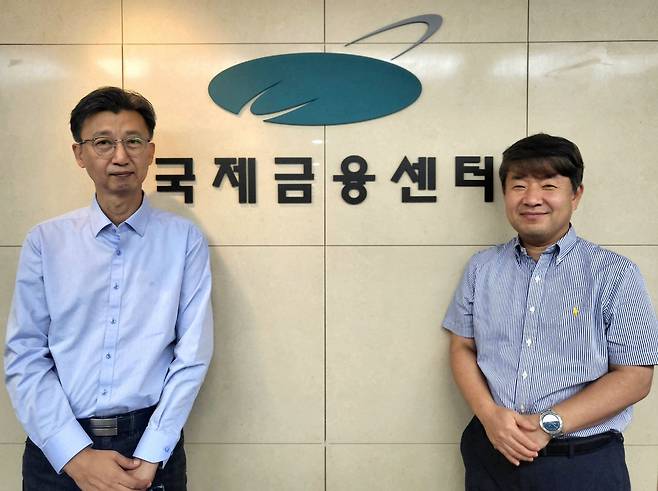 지난 21일 서울 명동 은행회관 국제금융센터 사무실에서 만난 김용준(오른쪽) 국금센터 국제금융시장분석실장과 안남기 종합분석실장. /박소정 기자