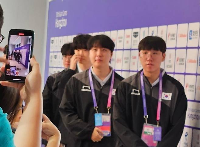 항저우 아시안게임 4강에 오른 한국 ‘리그오브레전드’ 대표팀 선수들. 왼쪽부터 최우제, 정지훈, 서진혁, 박재혁. 항저우=뉴스1