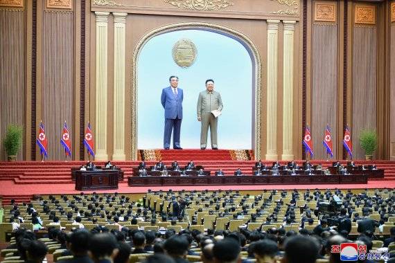 북한이 2022년 9월 7일 헌법상 국가 최고 지도기관으로 남측의 정기국회에 해당하는 최고인민회의를 개최했다. 조선중앙통신은 8일 "조선민주주의인민공화국 최고인민회의 제14기 제7차 회의 1일 회의가 9월 7일 만수대의사당에서 진행됐다"고 보도했다. 김정은은 회의에 불참했다. 최룡해 최고인민회의 상임위원회 위원장이 회의를 진행했으며 당 정치국 상무위원인 김덕훈ㆍ박정천ㆍ리병철 등과 정치국 후보위원 이상의 간부들이 참석했다. 사진=조선중앙통신 캡처