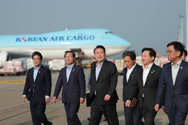 윤석열 대통령이 추석 연휴 첫 날인 28일 인천국제공항 대한항공 화물터미널을 방문하고 있다. (대통령실 제공) /사진=뉴스1