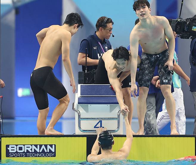 한국 선수들이 28일 중국 항저우 올림픽 스포츠센터에서 열린 2022 항저우아시안게임 남자 계영 400m 자유형 은메달을 확정한 뒤 서로 축하해주고 있다. 항저우/연합뉴스