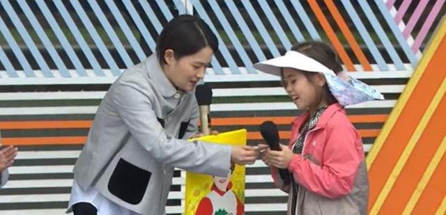 김신영이 '전국노래자랑'에 출연한 초등학교 4학년 학생에게 용돈을 쥐어주고 있다. KBS 방송 캡처