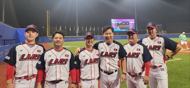 이만수 감독과 라오스 야구단. 이만수 감독 SNS 캡처