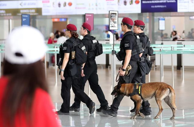 지난달 9일 오전 인천국제공항 제1터미널에 무장한 경찰특공대원들이 순찰을 돌고 있다. 뉴스1