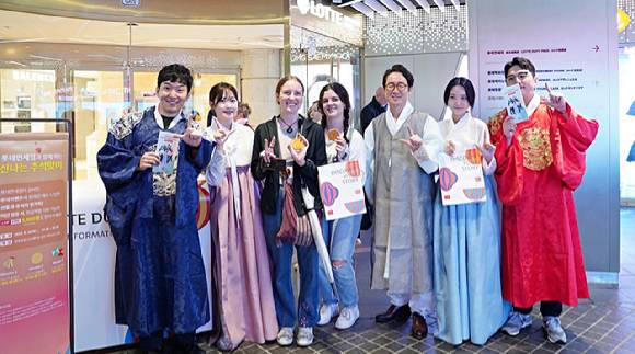 지난 26일 롯데면세점 명동본점 앞에서 김주남 롯데면세점 대표이사(오른쪽 세 번째)와 임직원들이 추석을 맞이해 K컬처 문화 체험부스 이벤트를 열고 외국인 고객들을 맞이하고 있다. [사진=롯데면세점]