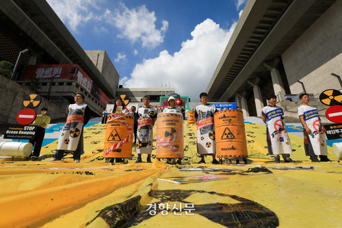 환경보건시민센터 활동가들이 지난 18일 서울 세종문화회관 앞에서  일본의 후쿠시마 오염수 해양투기를 항의하는 기자회견을 열고 있다. 이준헌 기자