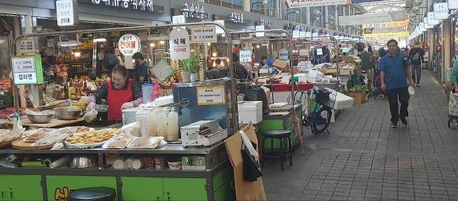 영등포전통시장에서 상인들이 추석 대목을 맞아 전 부치기에 여념이 없다.&nbsp; &nbsp;사진=김동운 기자