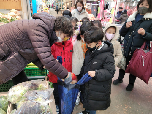 인천 석바위시장에 방문해 ESG캠페인 활동에 나선 어린이들의 모습. 석바위시장 제공