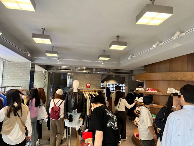 서울 성동구 성수동 'TOMG.(톰지)' 매장에서 고객들이 상품을 구경하고 있는 모습/사진= 임찬영 기자
