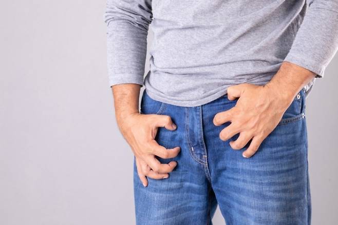 남성의 성기 가려움증은 잘못된 생활습관이나 숨은 질환이 원인일 수 있다. 참을 수 없는 정도라면 비뇨의학과에 빨리 내원해 원인을 찾아야 한다./사진=게티이미지뱅크