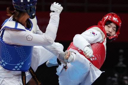 이다빈(오른쪽)이 28일 중국 저장성 항저우 린안 스포츠문화전시센터에서 열린 항저우아시안게임 태권도 여자 67kg 초과급 8강전에서 발차기 공격을 시도하고 있다. 연합뉴스