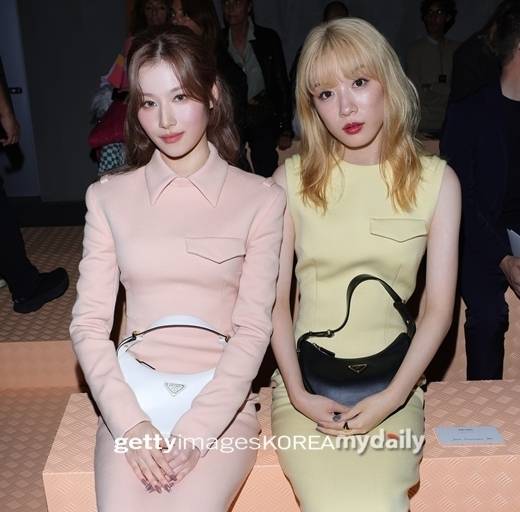 P사 패션쇼에 참석한 사나(왼쪽)와 나가노 메이 / 게티이미지코리아