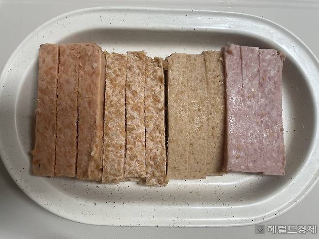 캔햄을 썰어 비교해 봤다. 왼쪽부터 식물성 캔햄인 동원 F&B의 마이플랜트 오리지널, 풀무원의 식물성 지구식단 LIKE(라이크) 런천미트, 신세계푸드의 베러미트 식물성 런천캔. 맨 오른쪽은 돼지고기가 함유된 CJ제일제당의 스팸 클래식 모습이다. 전새날 기자