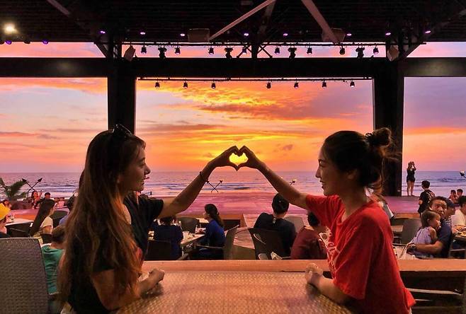 괌의 노을을 감상하며 미식과 공연을 즐기는 타오타오씨