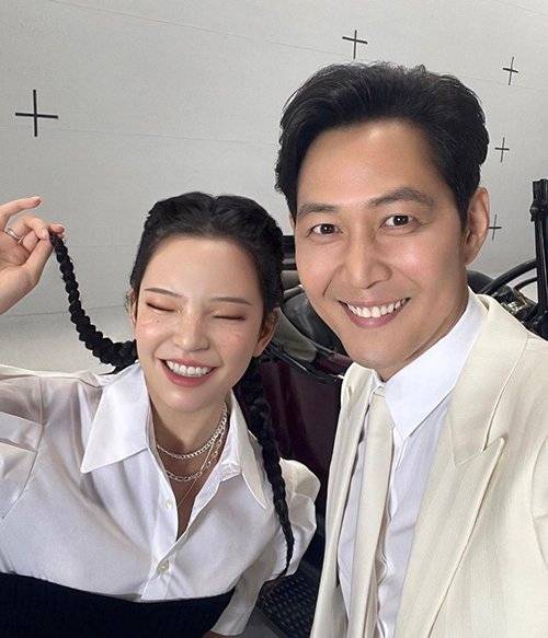 한국 최초의 가상인간 ‘로지’는 배우 이정재에 이어 2030부산세계박람회 2호 홍보대사로 위촉됐다. [사진 각 인스타그램]