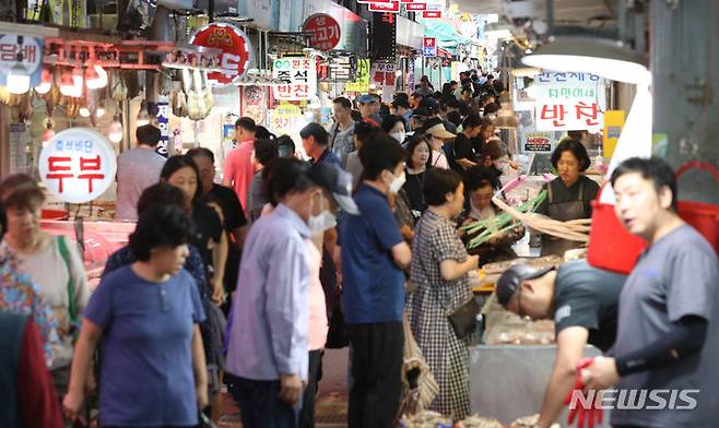 [서울=뉴시스] 황준선 기자 = 지난 24일 오후 서울 강북구 수유시장을 찾은 시민들이 장을 보고 있다. 2023.09.24. hwang@newsis.com