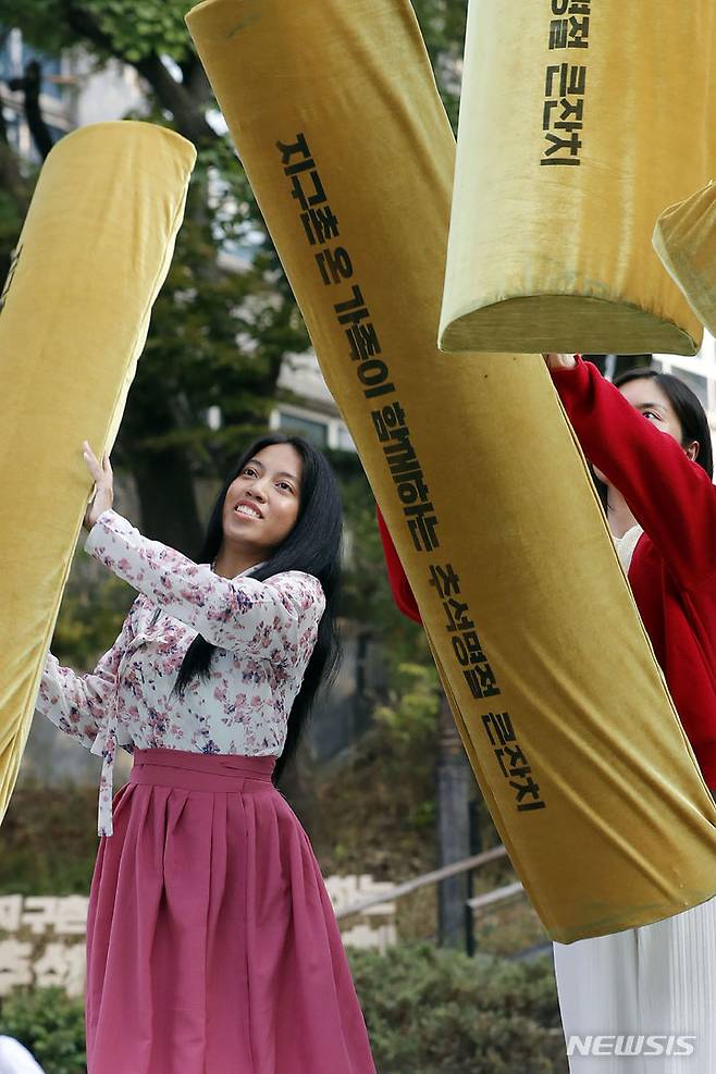 [서울=뉴시스] 최동준 기자 = 28일 서울 중구 한국의 집에서 열린 추석명절 큰잔치에 참가한 외국인들이 윷놀이 대회를 즐기고 있다. 2023.09.28. photocdj@newsis.com